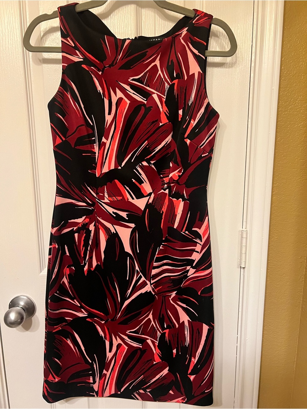 Tahari Sleeveless Black and Red Abstract Print Sheath Dress, Size 2